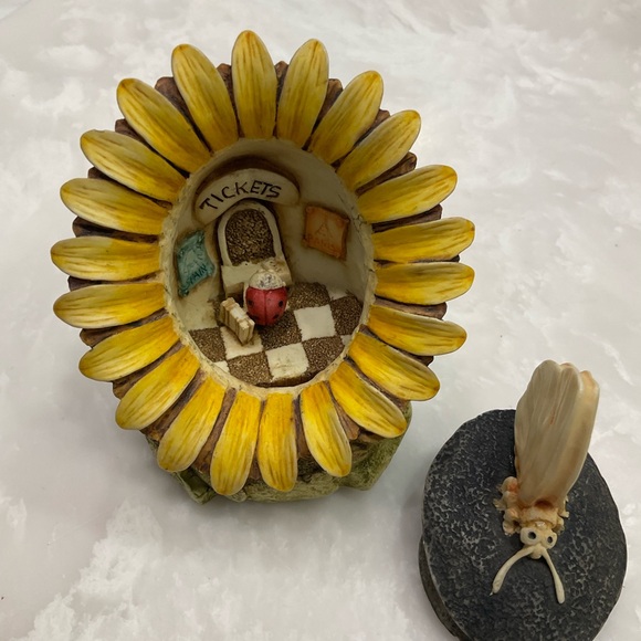 Lord Byron's Harmony Kingdom Garden Sunflower with butterfly, 3” x 4”, Lidded - Picture 5 of 9